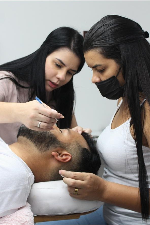 Karolyna orientando uma aluna durante a prática em modelo real