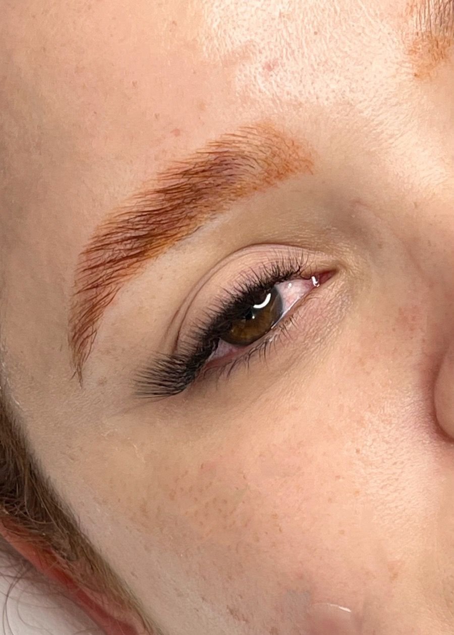 Resultado de extensão de cílios com efeito Fox Eye