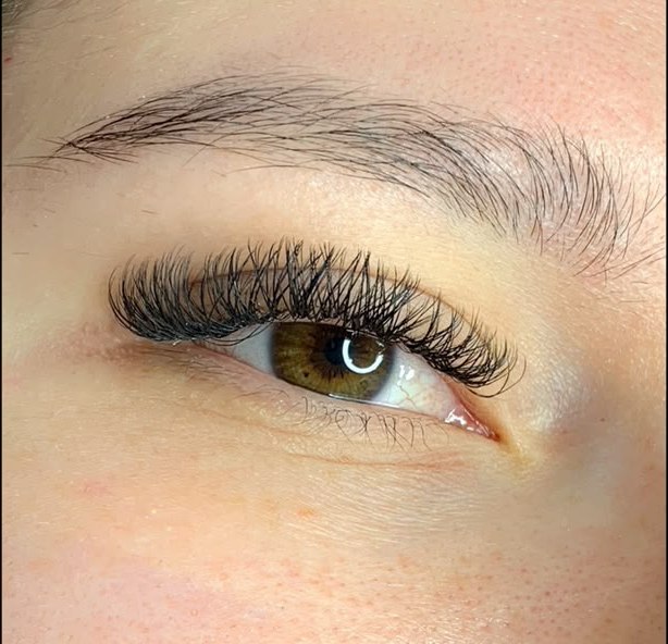 Extensão de cílios em volume brasileiro natural